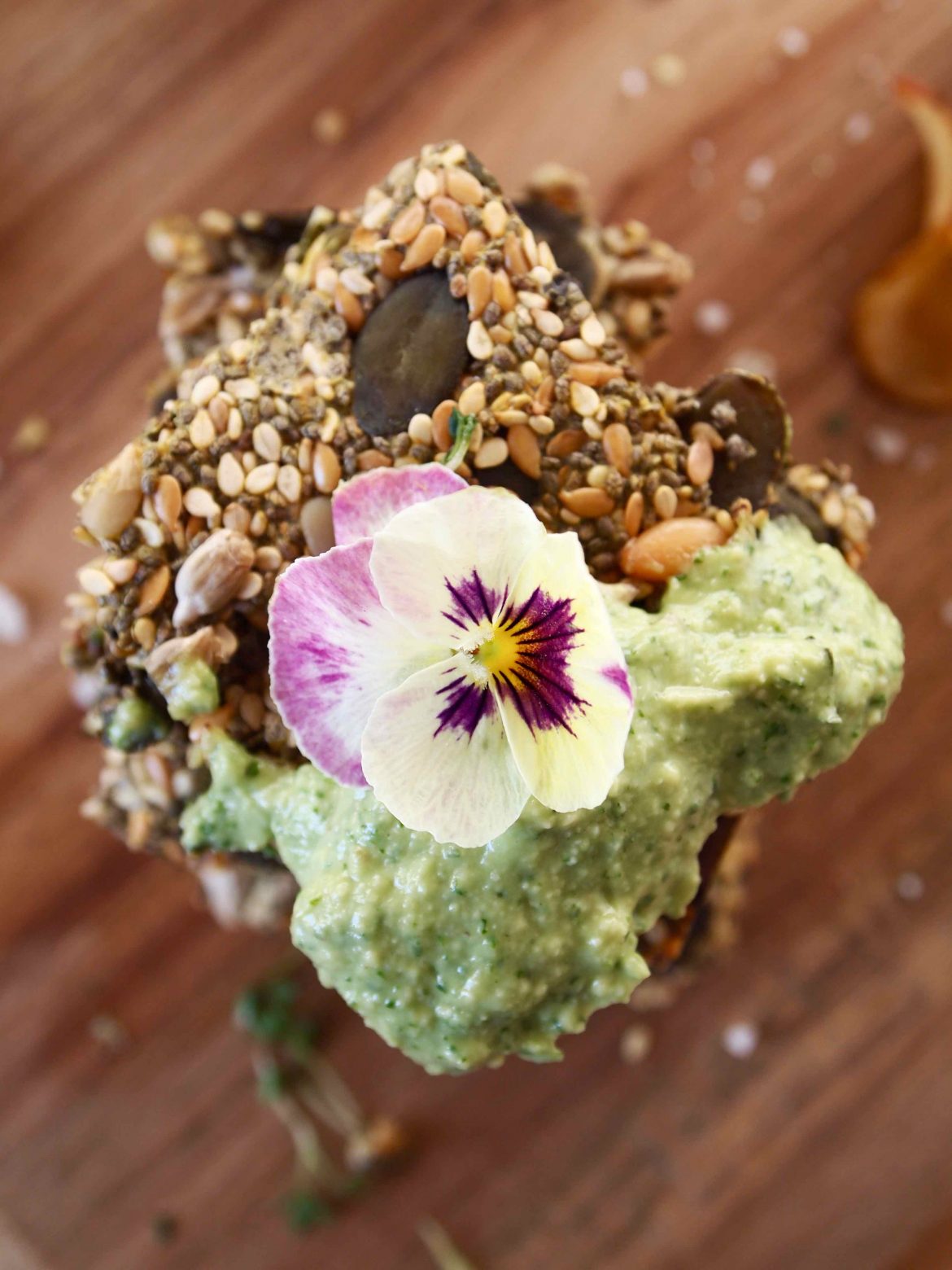 Chia-Cracker mit Avocadodip