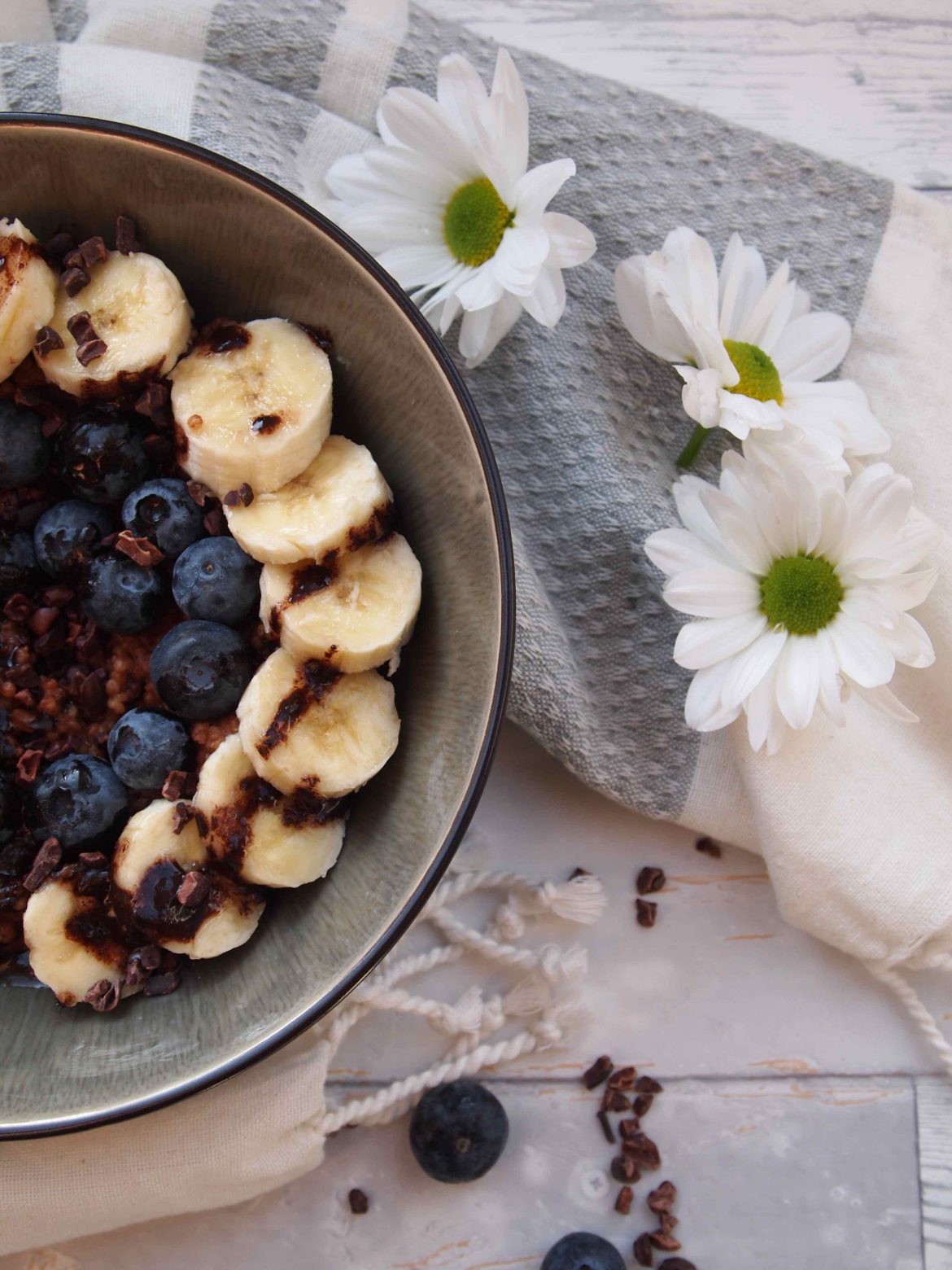 Kakao-Porridge mit Banane, Blaubeeren und Schokosoße Kakao-Porridge mit Banane, Blaubeeren und Schokosoße