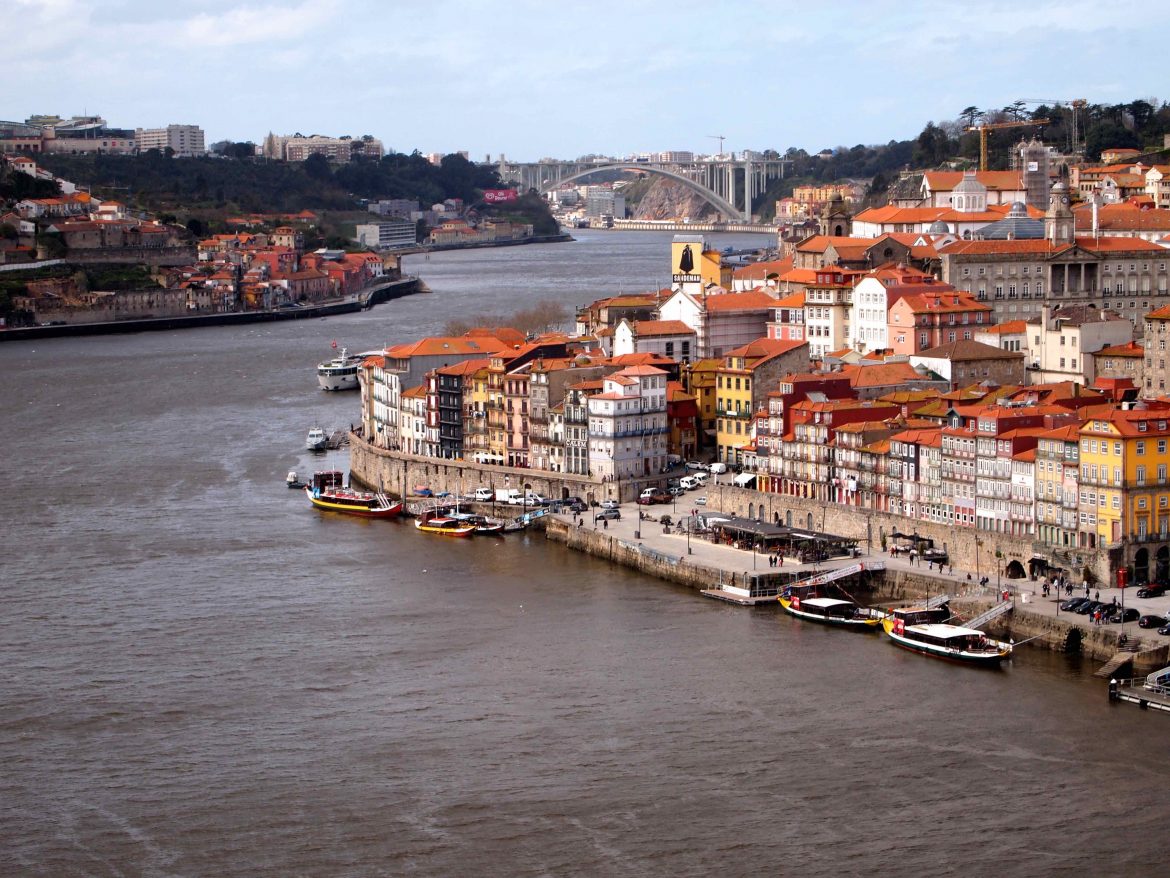 Portugiesischer Schokoladenkuchen und kleines Portoglück