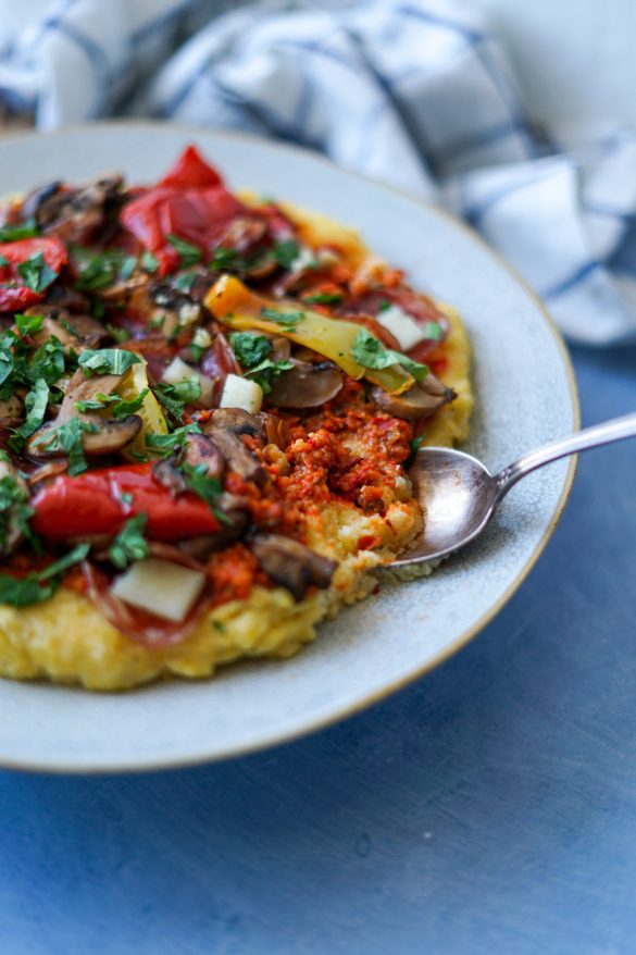 ManchegoPolenta mit TomatenMojo und gerösteten Paprika