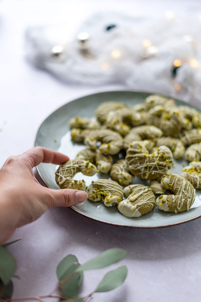 Matcha-Kipferl mit weißer Schokolade - Himmlische Weihnachtsbäckerei