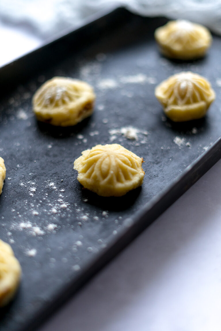 Arabisches Maamoul-Grießgebäck mit Dattel-Walnuss-Füllung Arabisches Maamoul-Grießgebäck mit Dattel-Walnuss-Füllung