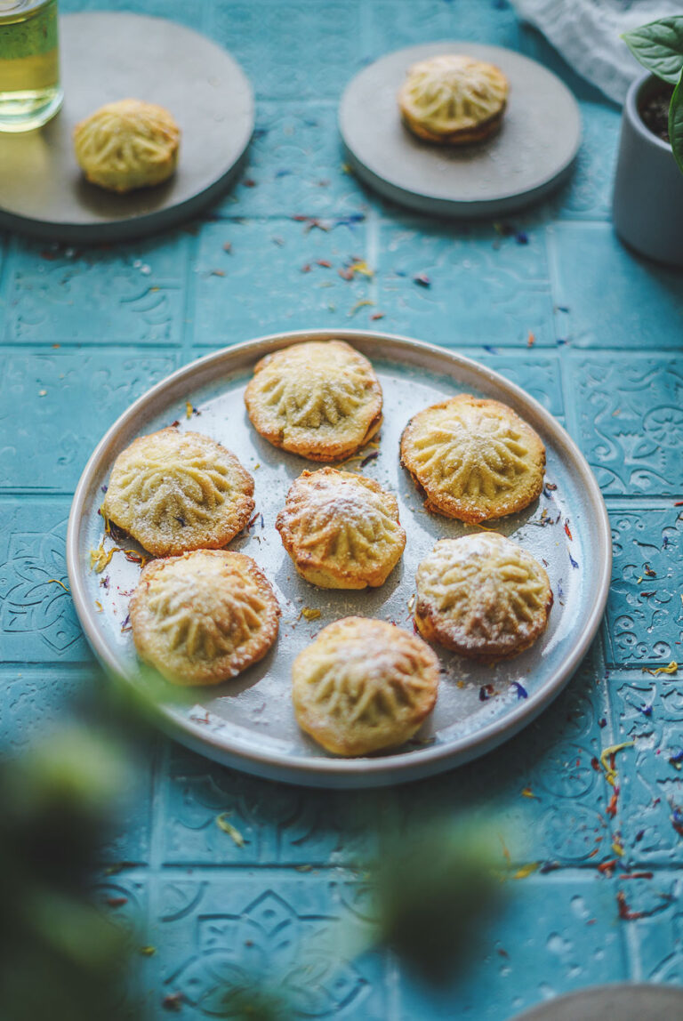 Arabisches Maamoul-Grießgebäck mit Dattel-Walnuss-Füllung Arabisches Maamoul-Grießgebäck mit Dattel-Walnuss-Füllung